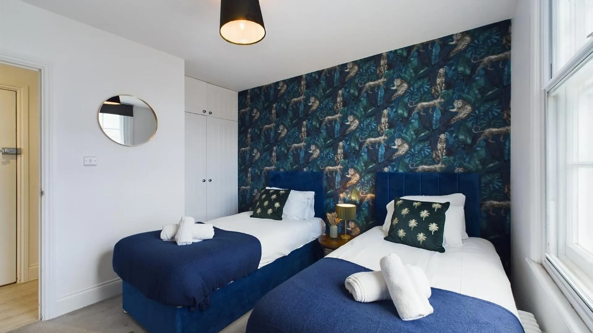 Peaceful Seafront Stay Stylish 2 Bed, Sleeps 6 Brighton 0*,  United Kingdom