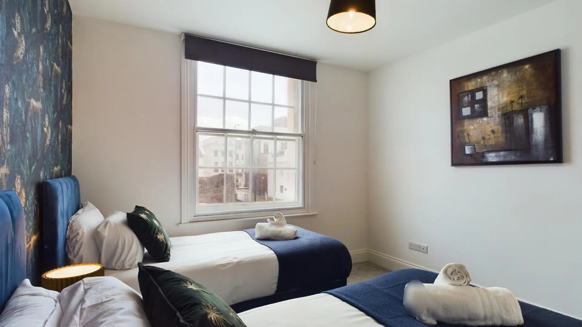 Peaceful Seafront Stay Stylish 2 Bed, Sleeps 6 Brighton Apartment