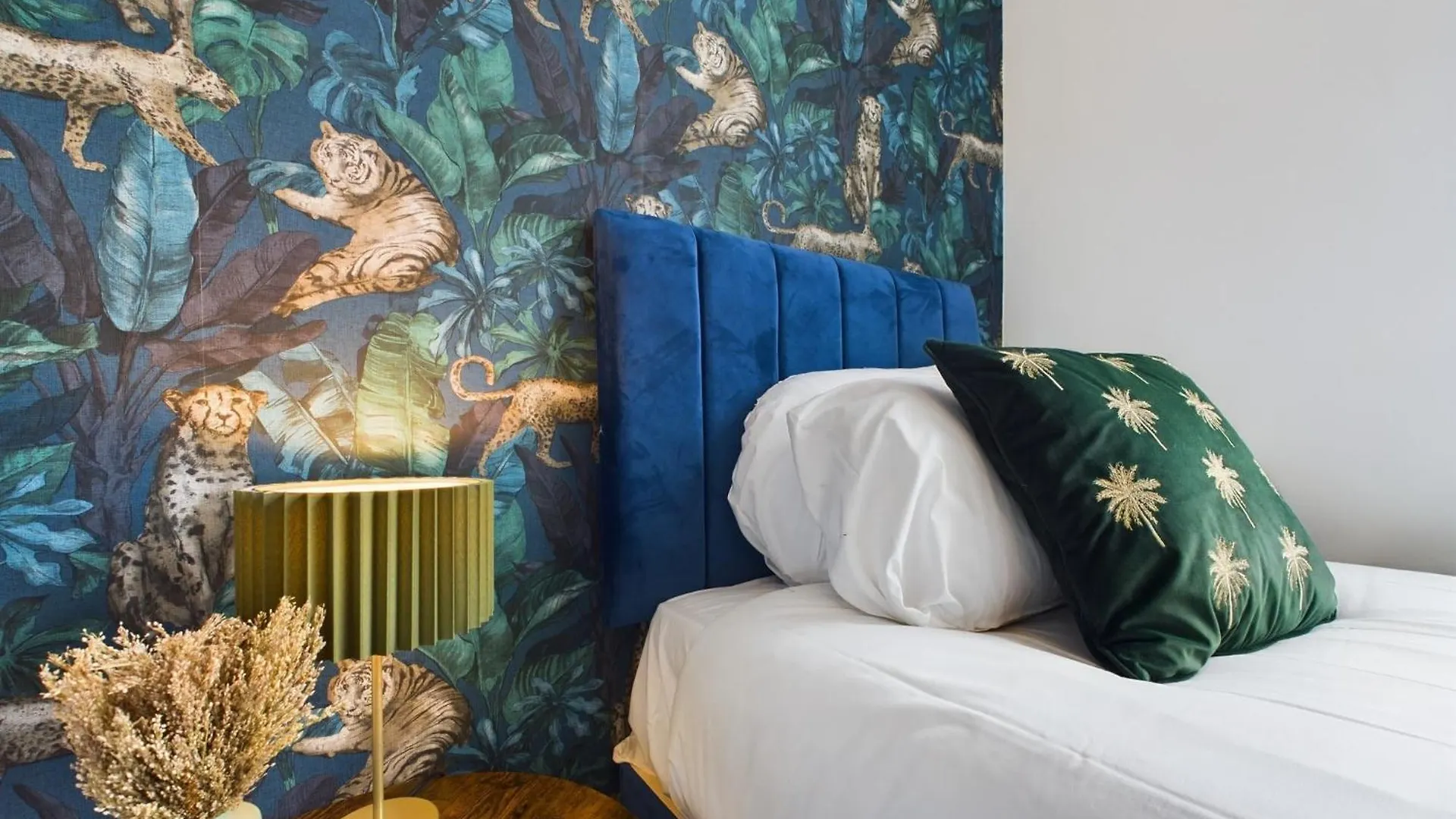 Peaceful Seafront Stay Stylish 2 Bed, Sleeps 6 Brighton Apartment