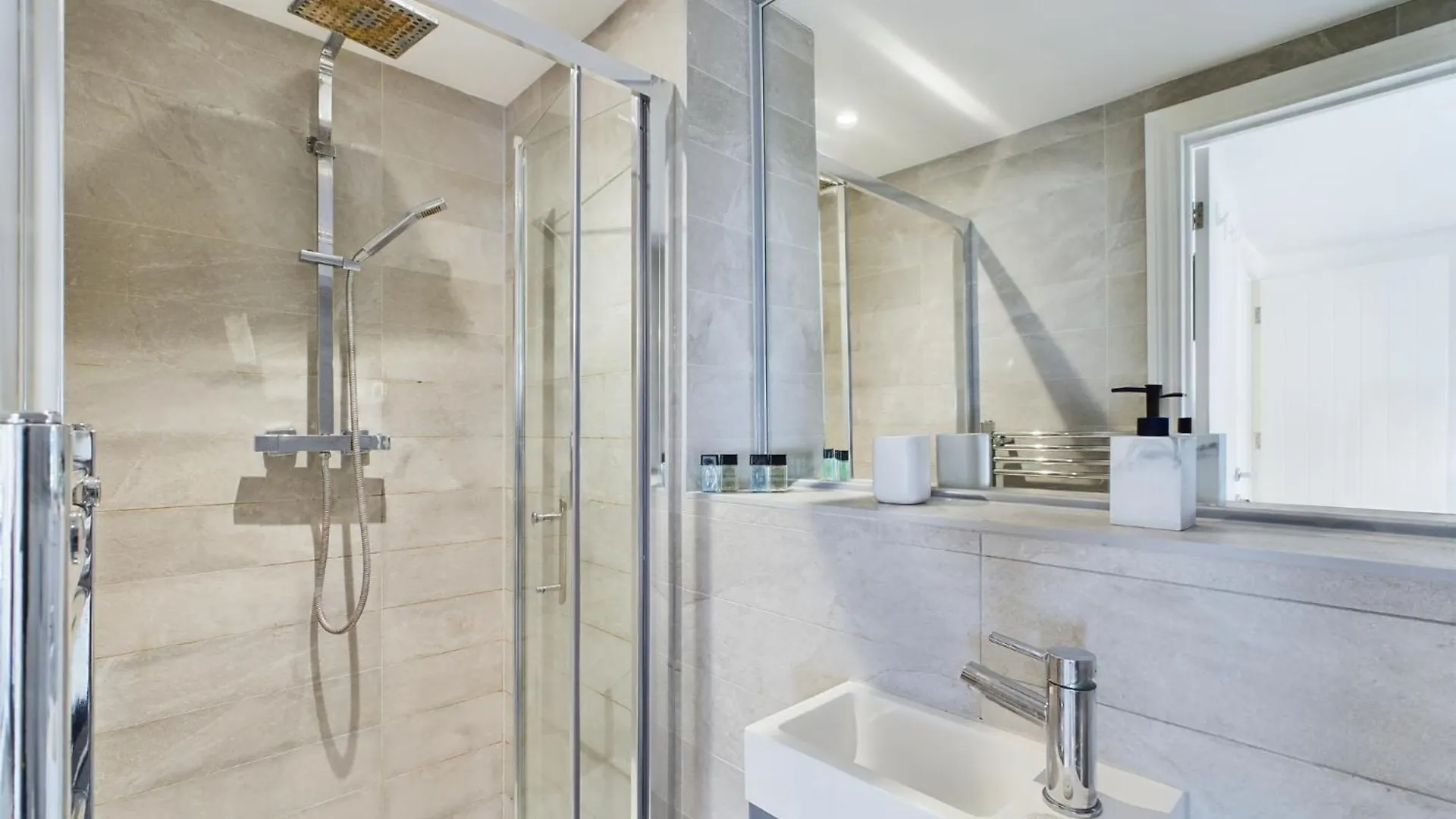 Apartment Peaceful Seafront Stay Stylish 2 Bed, Sleeps 6 Brighton