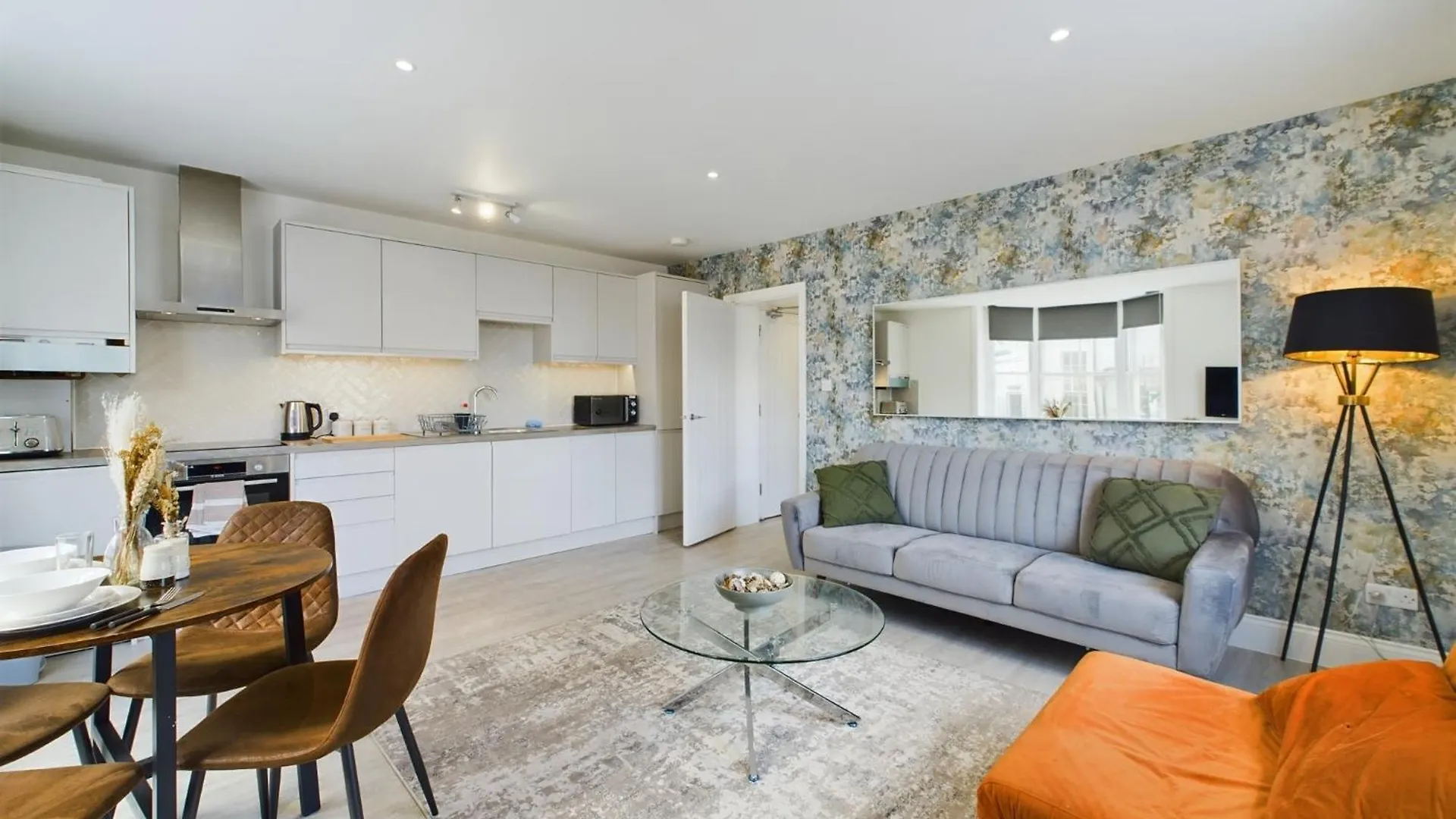Peaceful Seafront Stay Stylish 2 Bed, Sleeps 6 contacts